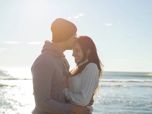 Jong Stel Hebben Plezier Wandelen Knuffelen Het Strand Tijdens Herfst — Stockfoto