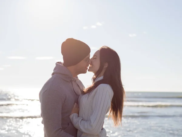 Молодая Пара Веселится Гуляя Обнимаясь Пляже Осенний Солнечный День Стоковое Фото