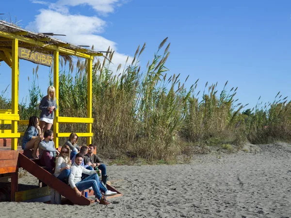 Grupo Feliz Amigos Saindo Casa Praia Divertindo Bebendo Cerveja Dia — Fotografia de Stock