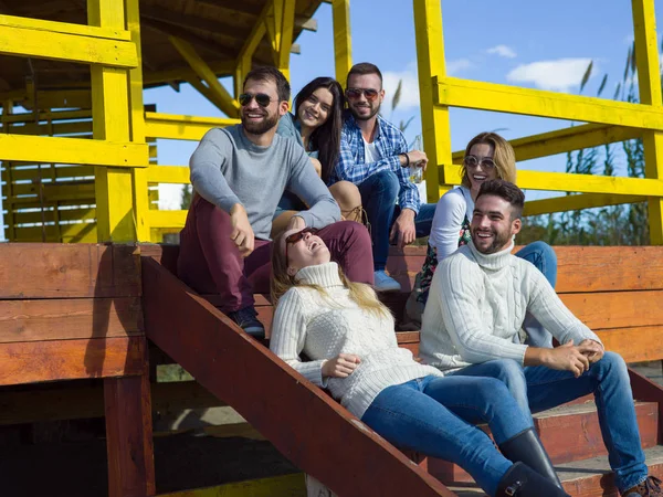 Happy Group Friends Lóg Beach House Szórakozás Sörözés Ősszel Nap — Stock Fotó