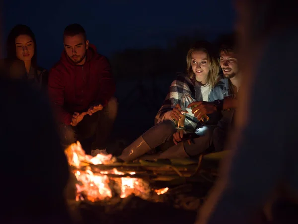 Casal Jovem Sentado Com Amigos Torno Fogueira Praia Noite Beber — Fotografia de Stock