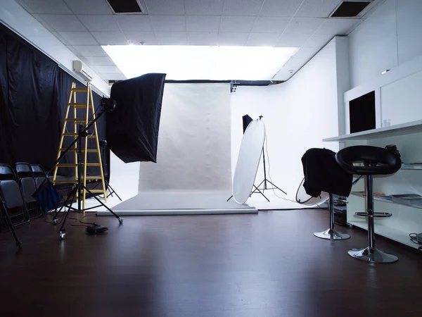 Moderno Estudio Fotografía Interior Con Equipo Iluminación Profesional — Foto de Stock