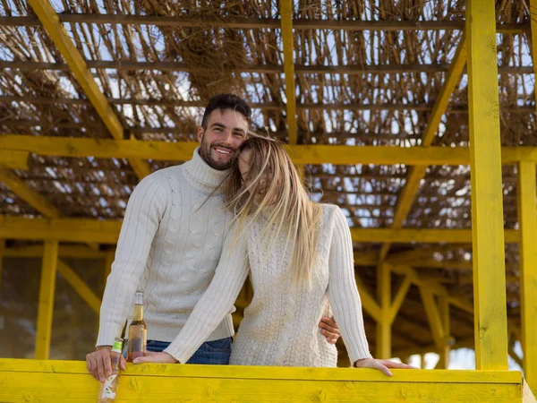 Paar Trinkt Herbst Gemeinsam Bier Leerer Strandbar — Stockfoto