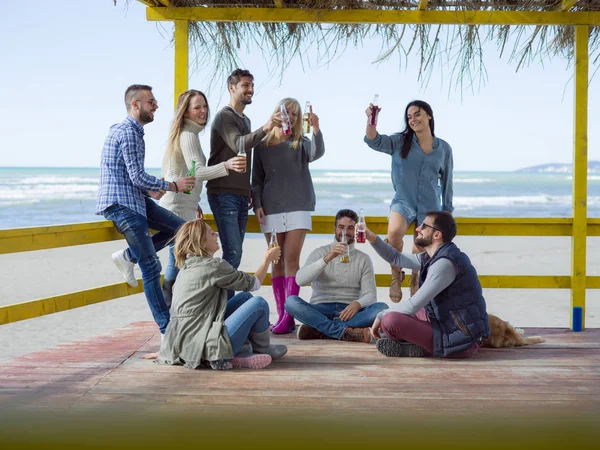 Grupo Feliz Amigos Saindo Casa Praia Divertindo Bebendo Cerveja Dia — Fotografia de Stock