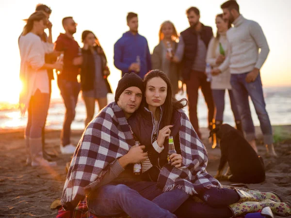 Giovane Coppia Seduta Con Gli Amici Intorno Fuoco Sulla Spiaggia — Foto Stock