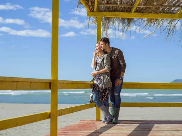 Glada Par Enyojing Tid Tillsammans Stranden Höstdagen — Stockfoto