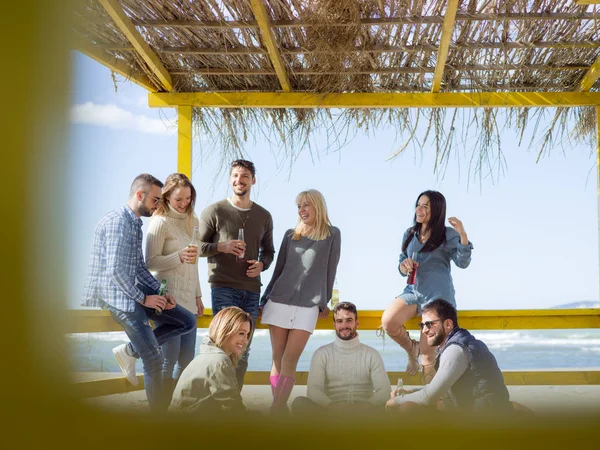 Happy Group Friends Uscire Beach House Divertendosi Bevendo Birra Nella — Foto Stock