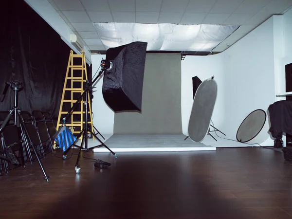 Moderno Estudio Fotografía Interior Con Equipo Iluminación Profesional — Foto de Stock