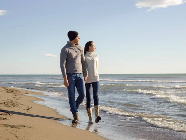 Pareja Joven Divirtiéndose Caminando Abrazándose Playa Durante Día Soleado Otoño —  Fotos de Stock