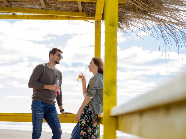 Paar Trinkt Herbst Gemeinsam Bier Leerer Strandbar — Stockfoto