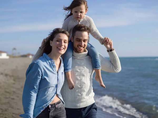 Famiglia Con Figlioletta Che Riposa Diverte Spiaggia Durante Giornata Autunnale — Foto Stock