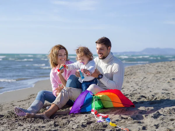 Família Com Pequena Filha Descansando Divertindo Com Papagaio Praia Durante — Fotografia de Stock