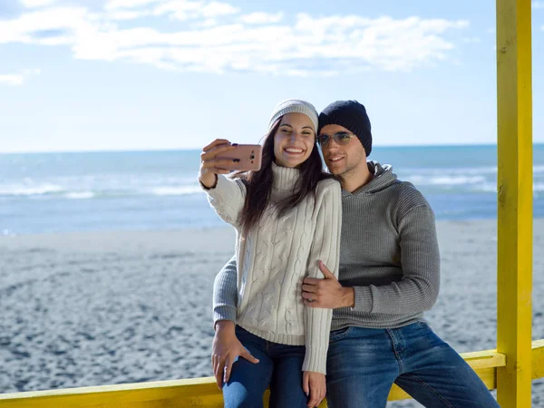 Mycket Lycklig Par Kärlek Tar Selfie Stranden Autmun Dag — Stockfoto