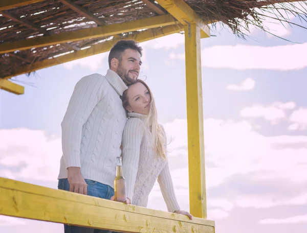 Couple Boire Bière Ensemble Dans Bar Plage Vide Pendant Automne — Photo