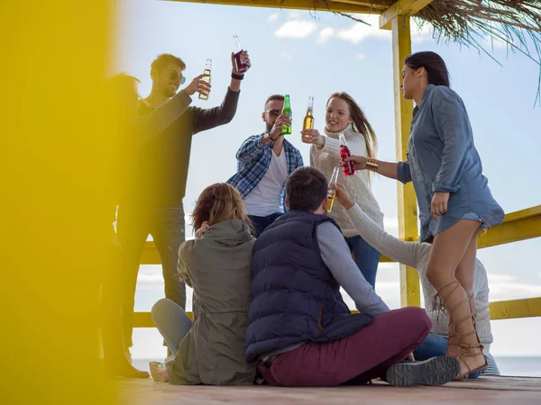 Grupo Feliz Amigos Saindo Casa Praia Divertindo Bebendo Cerveja Dia — Fotografia de Stock