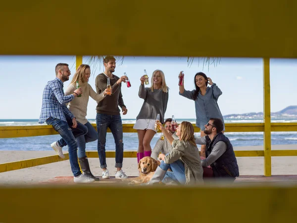 Grupo Feliz Amigos Saindo Casa Praia Divertindo Bebendo Cerveja Dia — Fotografia de Stock