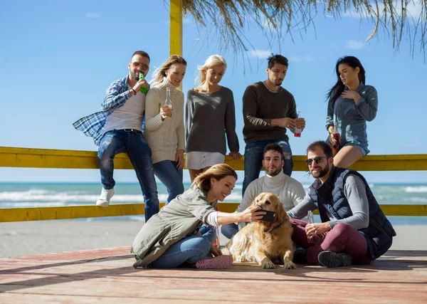 Happy Group Friends Spędzają Czas Beach House Bawiąc Się Pijąc — Zdjęcie stockowe