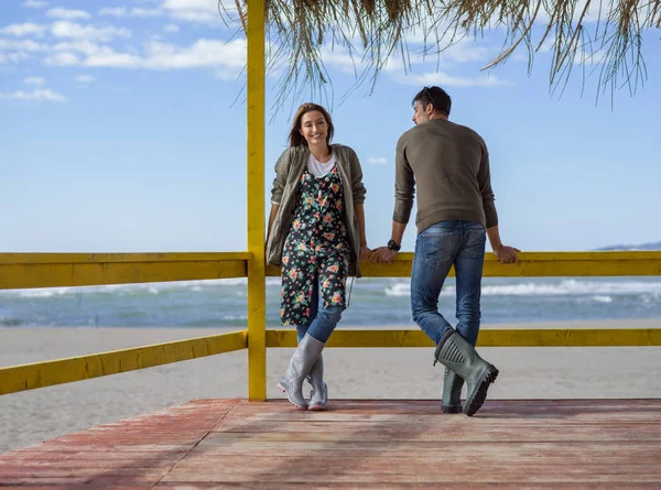 Boldog Pár Enyojing Időt Töltenek Együtt Strandon Ősszel — Stock Fotó