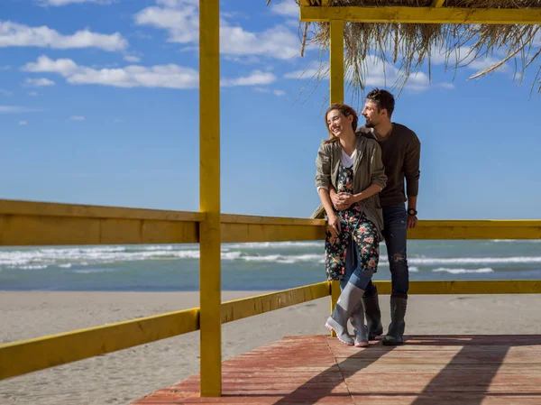 Glückliches Paar Genießt Gemeinsame Zeit Strand Während Des Herbsttages — Stockfoto