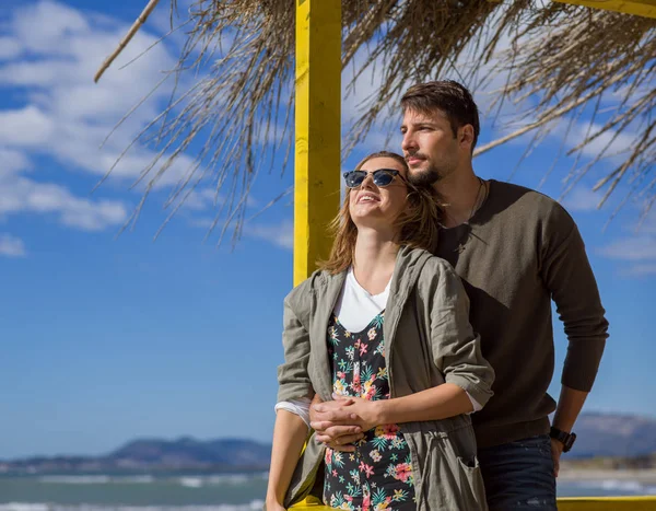 Feliz Casal Enyojing Tempo Juntos Praia Durante Dia Outono — Fotografia de Stock