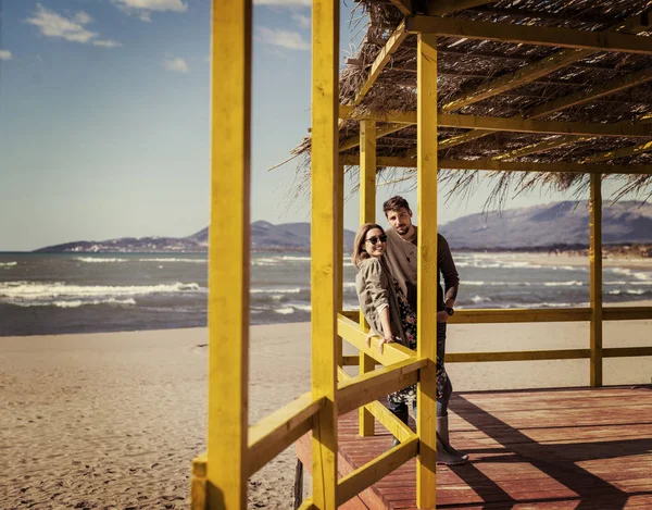 Boldog Pár Enyojing Időt Együtt Strand Őszi Nap Színes Szűrő — Stock Fotó