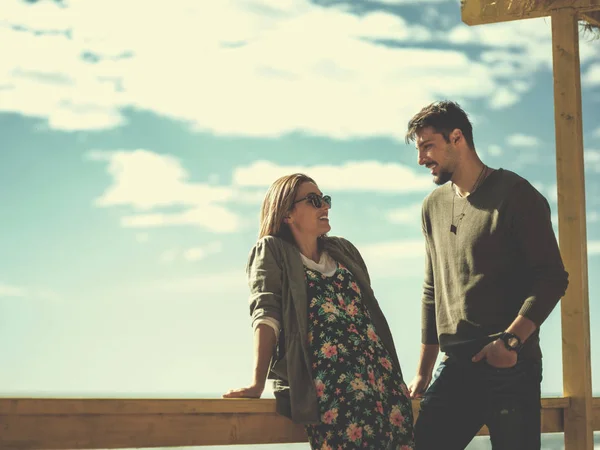 Feliz Pareja Enyojing Tiempo Juntos Playa Durante Día Otoño Filtro —  Fotos de Stock