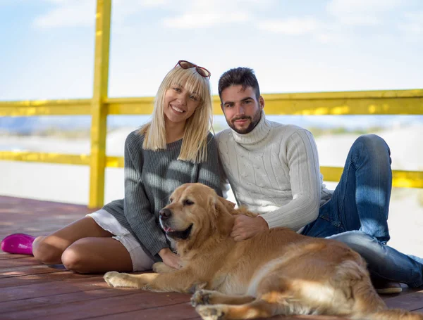 Pareja Con Perro Disfrutando Tiempo Juntos Playa Día Otoño — Foto de Stock