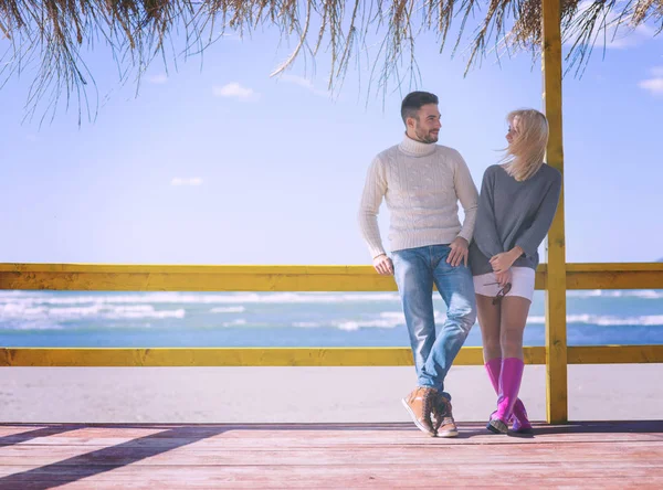 Glückliches Paar Das Während Des Herbsttages Zusammen Strand Verweilt — Stockfoto