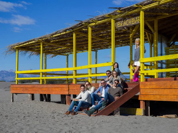 Glückliche Gruppe Von Freunden Die Strandhaus Abhängen Spaß Haben Und — Stockfoto