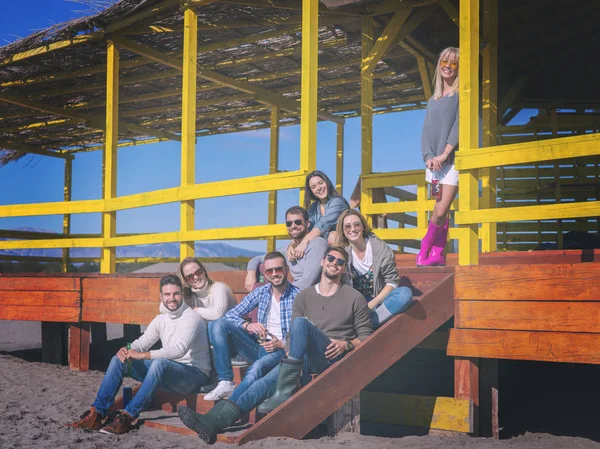 Grupo Feliz Dos Amigos Que Penduram Para Fora Casa Praia — Fotografia de Stock