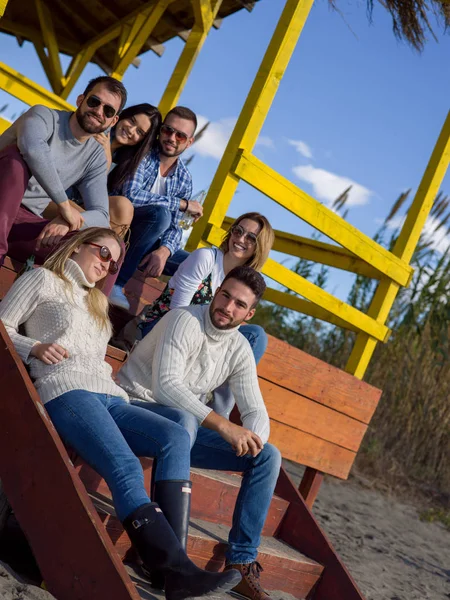 Glückliche Gruppe Von Freunden Die Strandhaus Abhängen Spaß Haben Und — Stockfoto