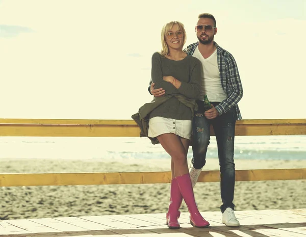 Couple Boire Bière Ensemble Dans Bar Plage Vide Pendant Automne — Photo