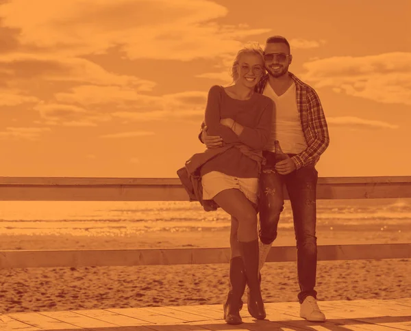 Paren Drinken Bier Samen Lege Strandbar Tijdens Herfst — Stockfoto