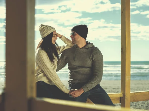 Feliz Casal Enyojing Tempo Juntos Praia Durante Dia Outono Filtro — Fotografia de Stock