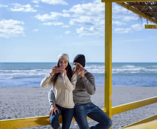 Muito Feliz Casal Amor Tomando Selfie Praia Autmun Dia — Fotografia de Stock