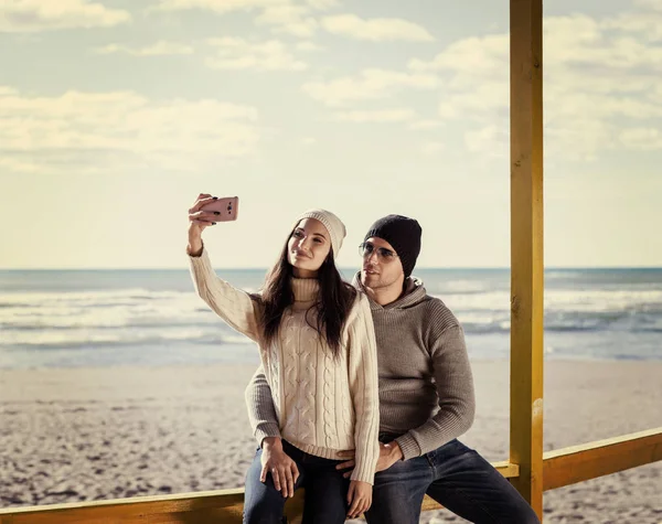 Casal Muito Feliz Amor Tomando Selfie Praia Autmun Dia Filtro — Fotografia de Stock