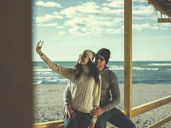 Casal Muito Feliz Amor Tomando Selfie Praia Autmun Dia Filtro — Fotografia de Stock