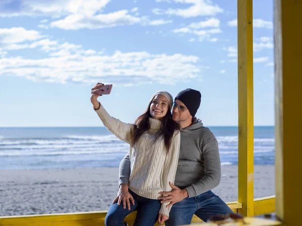 Muito Feliz Casal Amor Tomando Selfie Praia Autmun Dia — Fotografia de Stock