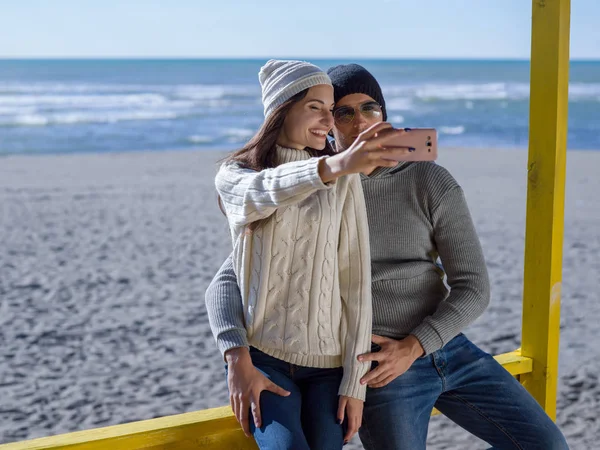 Mycket Lycklig Par Kärlek Tar Selfie Stranden Autmun Dag — Stockfoto