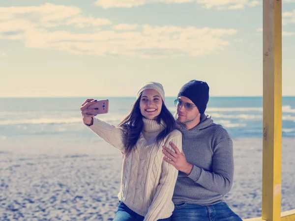 Muito Feliz Casal Amor Tomando Selfie Praia Autmun Dia — Fotografia de Stock