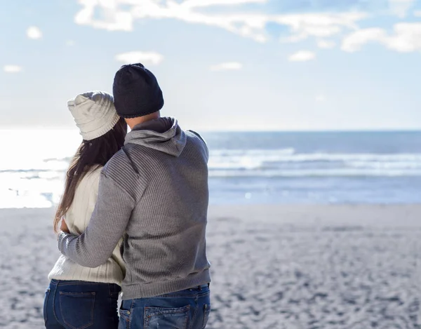 Felice Coppia Enyojing Tempo Insieme Sulla Spiaggia Durante Giornata Autunnale — Foto Stock