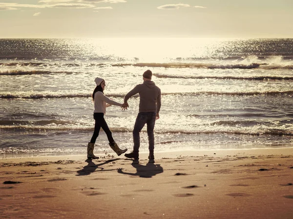 Genç Çift Sonbahar Güneşli Günlerinde Kumsalda Yürüyüp Sarılıyor Renkli Filtre — Stok fotoğraf