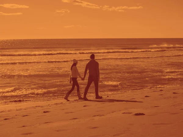 Молода Пара Весело Гуляє Обіймається Пляжі Під Час Осіннього Сонячного — стокове фото
