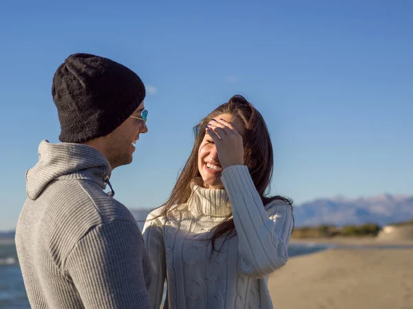 Jong Stel Hebben Plezier Wandelen Knuffelen Het Strand Tijdens Herfst — Stockfoto