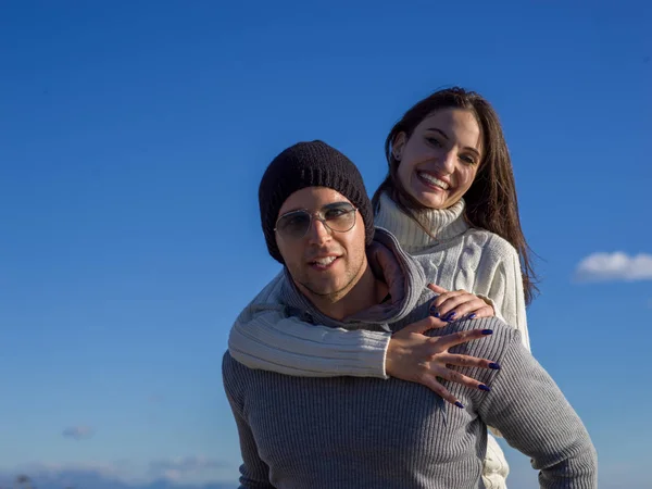 Mann Gibt Huckepack Ausritte Bei Sonnenuntergang Meer Herbstzeit — Stockfoto