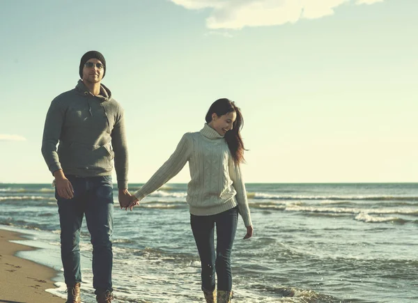 Pareja Joven Divirtiéndose Caminando Abrazándose Playa Durante Otoño Filtro Color —  Fotos de Stock