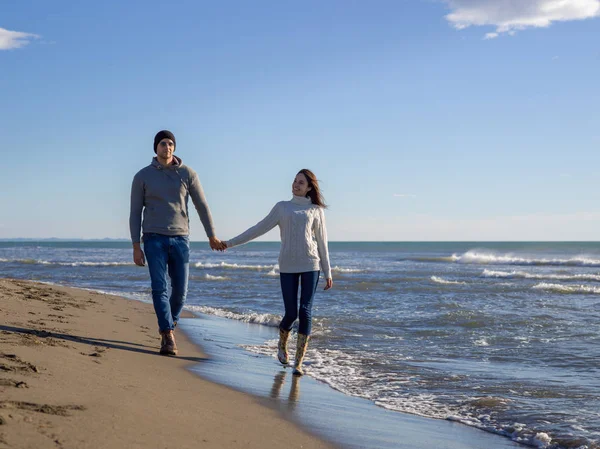 Pareja Joven Divirtiéndose Caminando Abrazándose Playa Durante Día Soleado Otoño —  Fotos de Stock