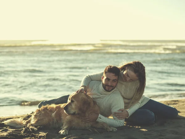 Pareja Con Perro Disfrutando Tiempo Juntos Playa Otoño Filtro Color —  Fotos de Stock