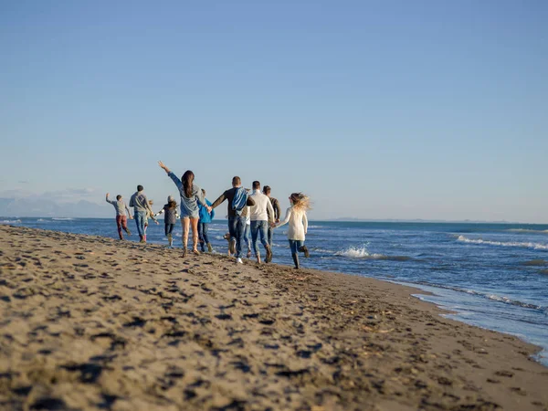 Fiatal Baráti Társaság Töltenek Nap Együtt Fut Strandon Ősszel Nap — Stock Fotó