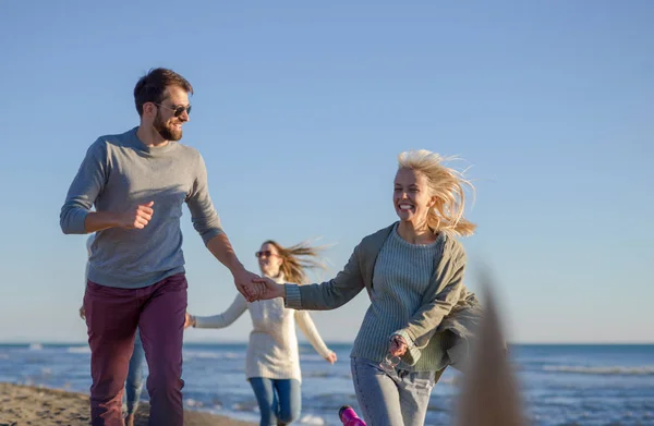 Grupp Unga Vänner Tillbringa Dagen Tillsammans Kör Stranden Höstdagen — Stockfoto